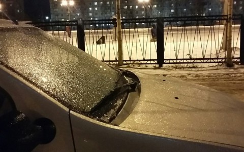 Специалист автосервиса Сыктывкара рассказал, что делать водителям после ледяного дождя