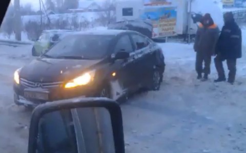 На перекрестке в Сыктывкаре три машины врезались друг в друга (видео)