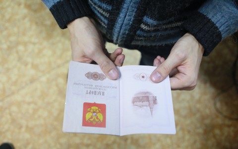 В Коми парень нашел паспорт похожего на него человека и попытался купить шубу