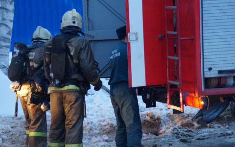 В Сыктывкаре на пожар в жилом доме приехали три единицы техники