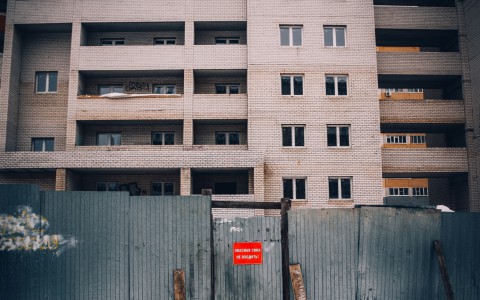 В Коми на стройке насмерть разбился каменщик из Чувашии, упав с высоты 15 метров
