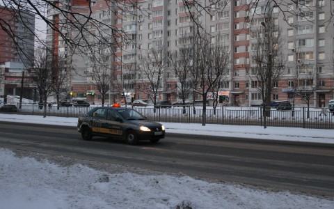 В Сыктывкаре мужчина представился замначальника ГИБДД и обокрал таксистку