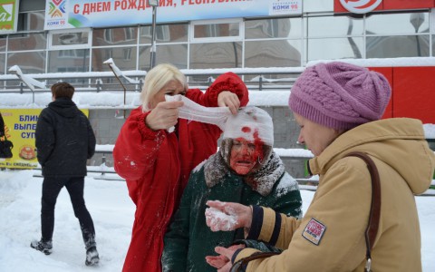В Сыктывкаре бабушка упала с нечищеной от снега лестницы и разбила голову