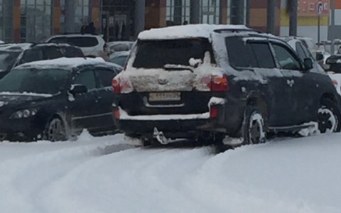 В Сыктывкаре из-за нечищеного снега машины ездят по тротуарам