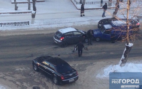 В центре Сыктывкара «Chrysler» «впечатался» в ВАЗ