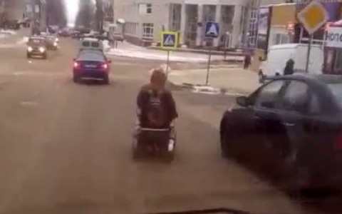 Сыктывкарцы сняли на видео, как инвалид-колясочник едва не попал под колеса авто