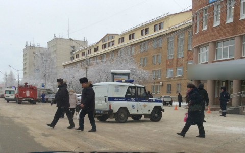 Здание банка в Сыктывкаре оцепили вооруженные люди (фото)