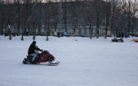В Коми снегоход с людьми ушел под лёд, умер мужчина