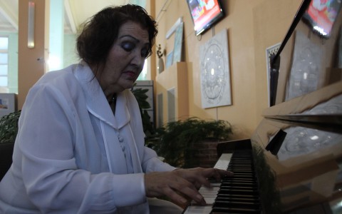 Сыктывкарка, которая играет на вокзальном пианино: «Музыка лечит больное сердце»