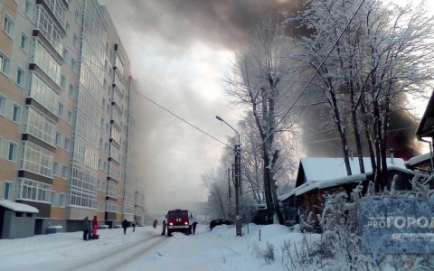 В сети появилось видео пожара в сыктывкарском Строителе