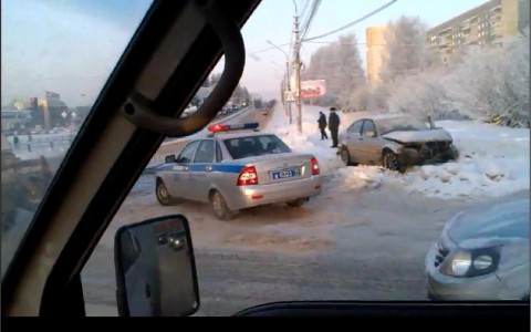 Появилось видео с места ДТП в Сыктывкаре, где «Лада Приора» протаранила «БМВ»