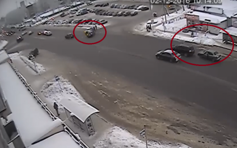 Появилось видео, как у железнодорожного вокзала в Сыктывкаре произошло сразу два ДТП