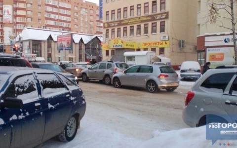 В Сыктывкаре у магазина «33 жирафа» образовалась большая пробка (фото)