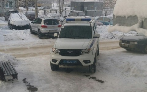 Сыктывкарцы возмущены, что сотрудники ППС паркуются прямо у подъезда дома