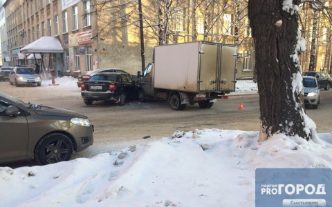В Сыктывкаре «Газель» и «Форд» не поделили дорогу (фото)