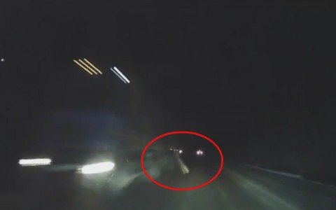 На трассе в Коми торчащими из лесовоза досками встречному авто выдрало колесо (видео)