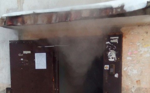 Сыктывкарский «дом-вонючка» погрузился в туман из-за прорванного водопровода