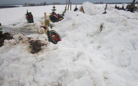 В Сыктывкаре на кладбище могилы закидали снегом (фото)