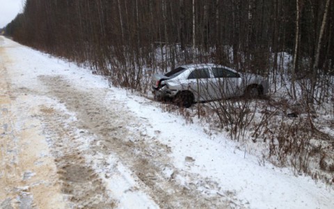 В Коми Toyota улетела в кювет