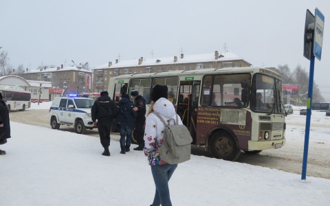 В Сыктывкаре пьяного дебошира забрали в отделение прямо из автобуса (видео)
