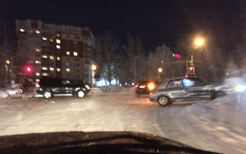 В Сыктывкаре от столкновения с внедорожником ВАЗ вылетел на обочину (фото)