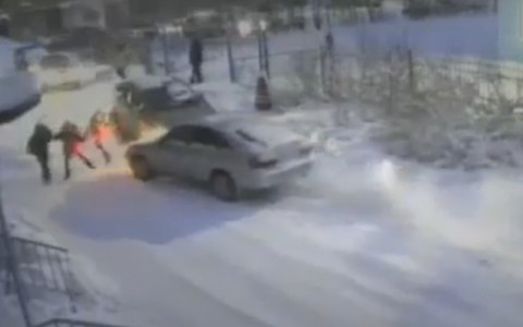 В Коми пьяный водитель протаранил три машины и чудом не сбил детей (фото, видео)