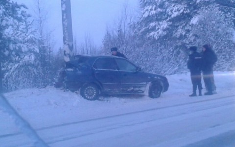 В Коми иномарка необычно врезалась в столб
