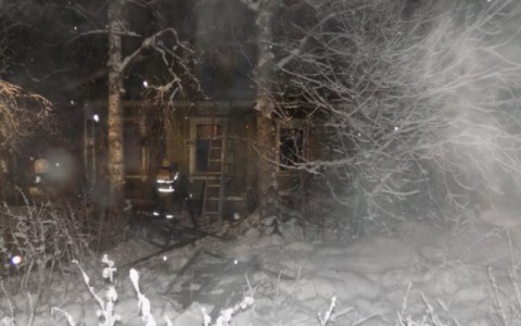 Сгоревший сыктывкарский дом, в котором погибли три взрослых и двухлетний ребенок, был расселен