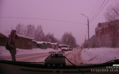 В Сыктывкаре «бессмертная» девушка едва не попала под колеса авто  (видео)