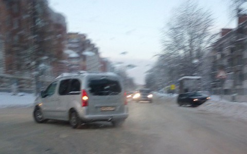 В Сыктывкаре из-за столкновения с Renault ВАЗ едва не влетел в автобусную остановку