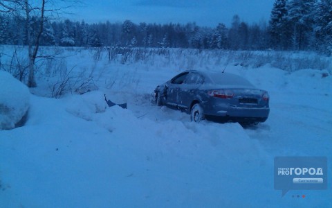 В Коми новый автомобиль вылетел на обочину и потерял бампер (фото)