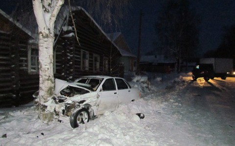 В Коми водитель, лишенный прав, влетел в дерево
