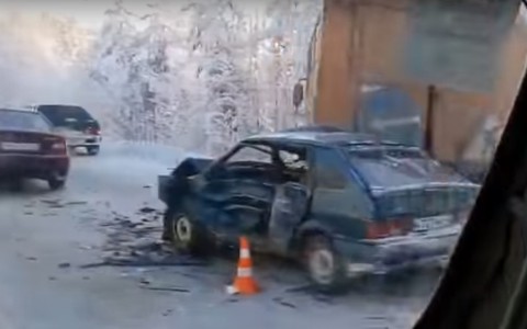 В Коми на трассе произошла массовая авария, пострадала женщина (видео)