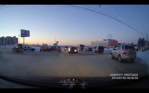 Появилось видео с места ДТП, где «Киа Рио» и «Дэу Матиз» не поделили дорогу