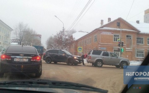 В Сыктывкаре из-за ДТП с внедорожниками произошел транспортный коллапс