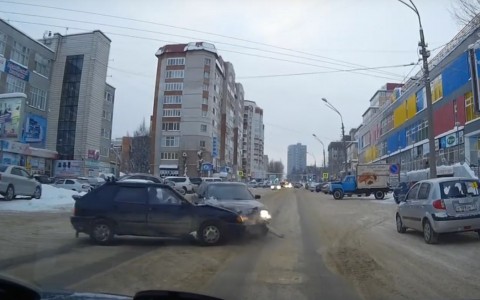 В Сыктывкаре ВАЗ выезжал на главную дорогу и влетел в «Фольксваген» (видео)