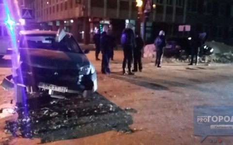 В Сыктывкаре «Лада» разбилась вдребезги после столкновения с такси (фото)