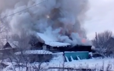 Сыктывкарцы сняли на видео, как пожар уничтожил дом в Лесозаводе
