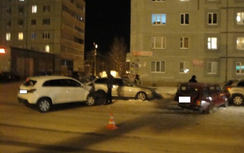 В Сыктывкаре во время тройного ДТП мужчина вылетел из машины и упал на другое авто