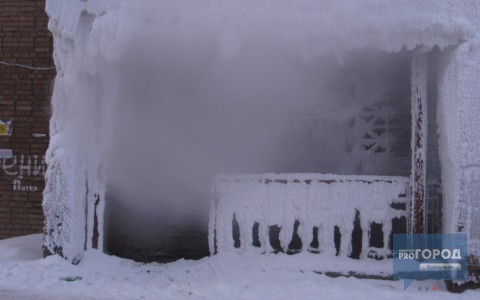 В Сыктывкаре детский сад покрылся инеем (фото, видео)
