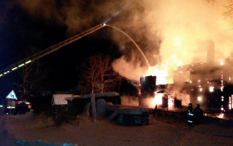 Под Сыктывкаром сгорел жилой деревянный дом (фото)