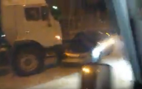 В Сыктывкаре очевидцы сняли на видео, как ВАЗ влетел под КамАЗ