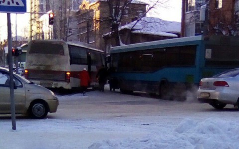 В Сыктывкаре столкнулись два автобуса с пассажирами в салонах