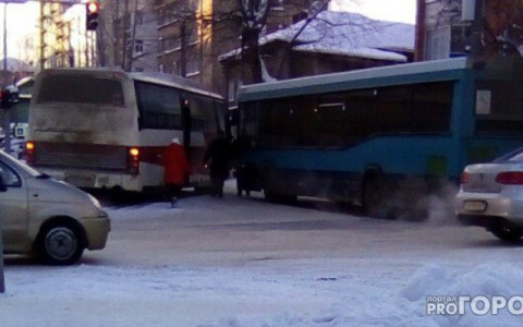 Выяснилось, что случилось в автобусами, которые встали на перекрестке в Сыктывкаре