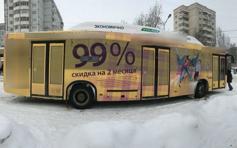 По Сыктывкару ездит обклеенный пленкой автобус, в котором могут погибнуть пассажиры