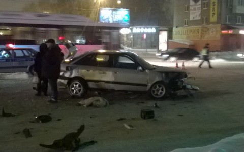 В Сыктывкаре «Лада Приора» лоб в лоб столкнулась с «Ауди» (фото, видео)