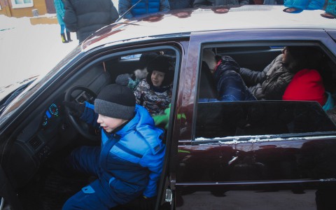 Сыктывкарские «беспосадочники» поздравили детей-сирот с Новым годом  (фото)