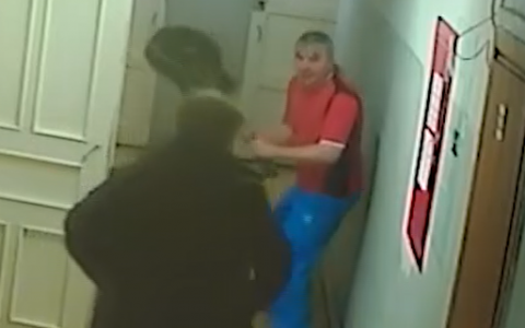 Уголовники избили мужчину за то, что он отказался петь им шансон (видео)