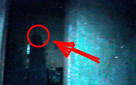 Сыктывкарские видеоблогеры сняли призрака в заброшенном здании (видео)