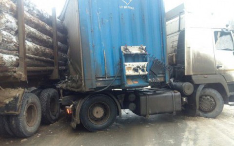 Стали известны подробности столкновения фуры и лесовоза под Сыктывкаром